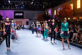 Thí sinh Top Model "đắt sô" tại Singapore