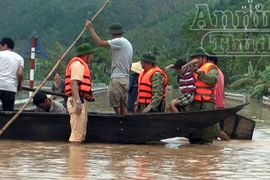 Lực lượng Công an cứu nhiều người dân bị lũ cuốn trôi