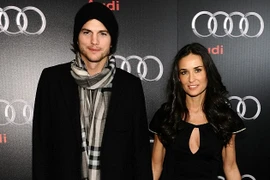 Demi Moore gượng cười dù chồng trẻ có bồ