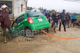Vi phạm tốc độ, lạng lách đánh võng, taxi Mai Linh lao xuống hố