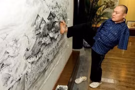 Cụt hai tay vẫn vẽ tranh siêu đẳng