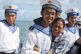 Chuyến tàu nối hai bờ nỗi nhớ