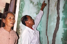 Hàng chục nhà dân bị nứt toác do thi công cầu, đường