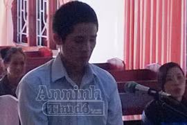 Giở trò đồi bại với thôn nữ chăn bò