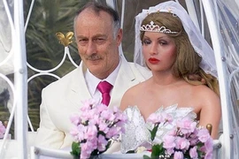 Quái dị người đàn ông chỉ hứng thú với... búp bê