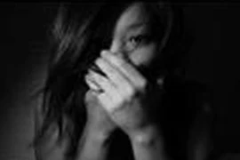 Cưỡng bức nữ công nhân, bắt "diễn" theo clip sex