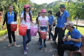 "Hot girl" Miss Teen hết bán bóng bay lại đi dọn rác
