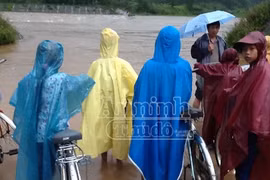 Bão số 8 oanh tạc, 3.000 ngôi nhà chìm, 2 tàu cá mất tích, 2 người tử vong