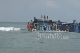  Thêm tàu cá bị đâm chìm, 12 ngư dân thoát chết