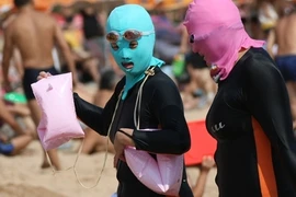 Mốt mặc “facekini” tràn ngập các bãi biển Trung Quốc