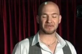 Nghe người đàn ông có giọng trầm nhất thế giới hát