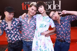 Giám khảo Top model "nhí nhảnh" trong đồng phục hoa