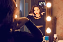 Bảo Thy khoe ảnh gợi cảm trước gương trang điểm