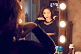 Bảo Thy khoe ảnh gợi cảm trước gương trang điểm