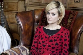 Cô gái có cơ thể dần hóa đá