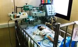 Hai trẻ nguy kịch do sốc thức ăn và thuốc