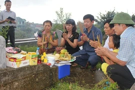 Tìm kiếm thành công mộ 2 liệt sĩ qua nghĩa trang trực tuyến