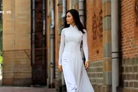 Hoàng My tung clip, lập Facebook tại Miss World 2012