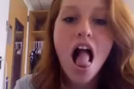 Sốc với màn "múa lưỡi" điêu luyện của cô gái trẻ