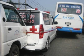 Tai nạn liên hoàn khiến xe cứu thương bị mắc kẹt