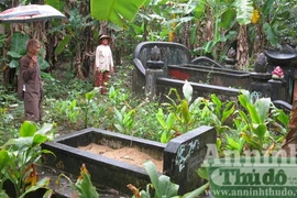 Xâu xé… đất hương hỏa của dân (!)