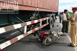 Container vượt ẩu tông nát 2 xe máy, 3 người bị thương