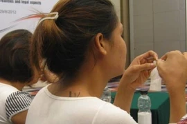 Đau xé thịt vì tự bơm silicon để biến thành con gái