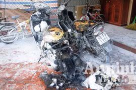 3 xe máy để trước nhà bất ngờ bốc cháy dữ dội