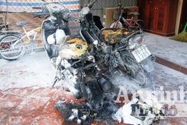 3 xe máy để trước nhà bất ngờ bốc cháy dữ dội