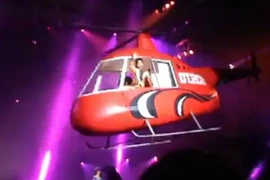 Sau Hà Hồ, Đan Trường lại dùng trực thăng trong Live show