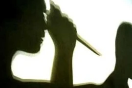 Thẳng tay đâm kéo vào bụng vợ rồi bỏ trốn