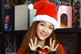 Đinh Hương hóa "bà già Noel" tặng khán giả "Jingle Bells" 