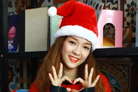 Đinh Hương hóa "bà già Noel" tặng khán giả "Jingle Bells" 