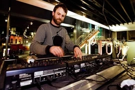 Nghe nhạc điện tử Anh tại Hà Nội