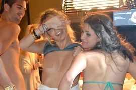 Tình địch của Demi Moore lộ ảnh thác loạn