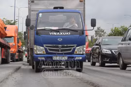 Cận cảnh bề mặt sụt lún, lượn sóng trên "đại lộ nghìn tỷ"