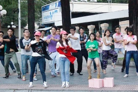 Thí sinh Miss Teen nhảy Gangnam Style, bán hàng rong