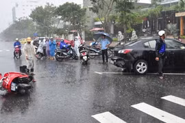 Chở cháu đi học, bà bị ô tô tông chết thảm