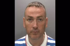 Dùng kim tiêm nhiễm HIV đâm bạn gái cũ và tình địch