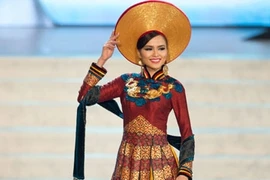 Áo dài của Diễm Hương lọt Top trang phục dân tộc đẹp nhất