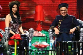 Trương Ngọc Ánh diện yếm lấp lánh, kết đôi với MC Thanh Bạch