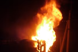 Côn đồ nổ súng, bắn thuyền viên, đốt tàu hút cát trong đêm tối