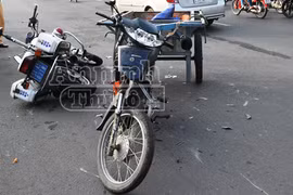 Xe tự chế tông trực diện mô tô đặc chủng, 2 chiến sĩ công an nhập viện