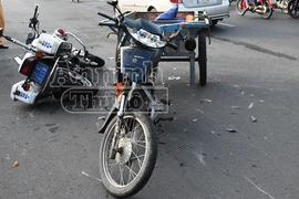 Xe tự chế tông trực diện mô tô đặc chủng, 2 chiến sĩ công an nhập viện