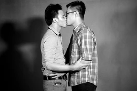 "FirstKISS": Phim về cảm xúc khi hôn người lạ, đồng tính ra mắt