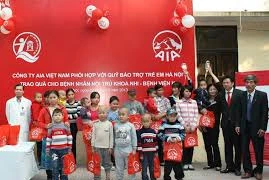 AIA Việt Nam tặng quà bệnh nhi đang điều trị tại bệnh viện Hà Đông