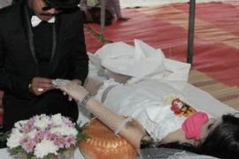 Người đàn ông chung thủy quyết lấy bạn gái đã chết