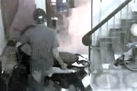 Quái chiêu đạo chích: Rải tiền lẻ, trộm xe SH