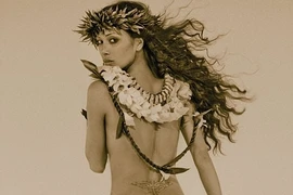 Nicole Scherzinger chụp ảnh khoe vòng ba