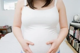 Ép bạn gái mang thai bán dâm cho 20 khách